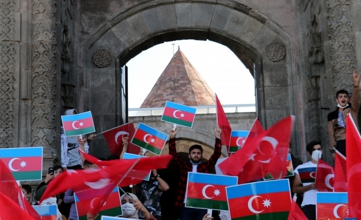 Azerbaycan’a atlı, dualı destek