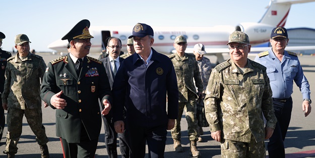 Azerbaycan'da Bakan Akar'a mehter sürprizi