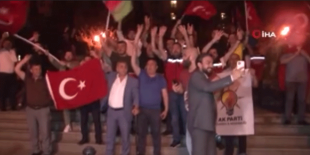 Azerbaycan'da Erdoğan'ın seçim zaferi sonrası halk sokaklara döküldü