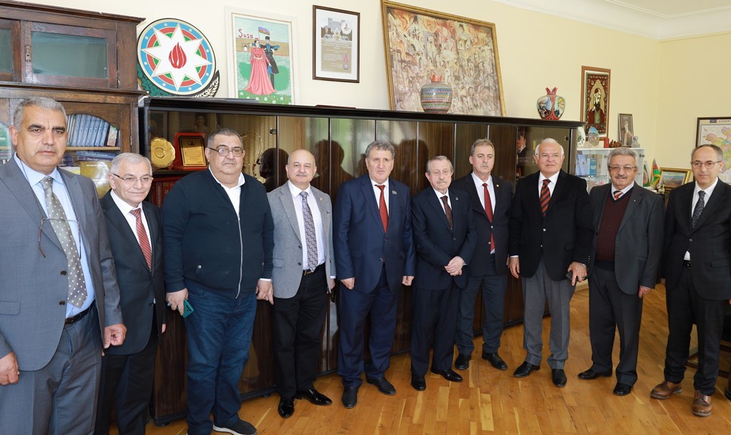 Azerbaycan'da iki kardeş ülkenin bilim adamları bir araya geldi