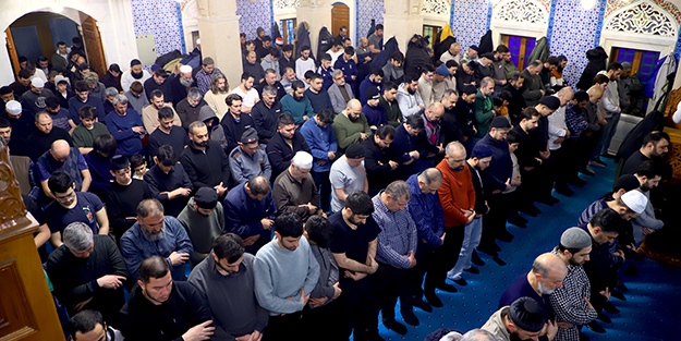 Azerbaycan'da ilk teravih namazı kılındı