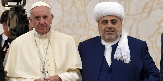 Azerbaycan'da Papa'ya sürpriz hediye