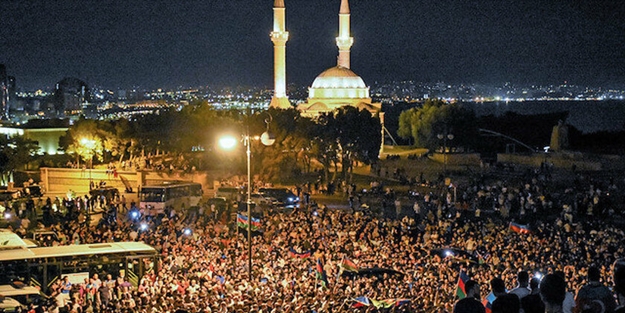 Azerbaycan'da sokağa dökülen halk savaş istiyor