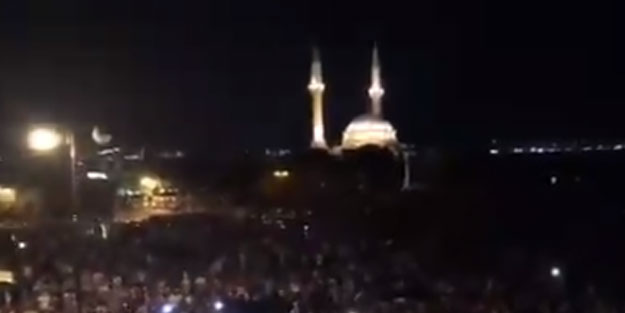 Azerbaycan'da Türkiye sloganları atıldı