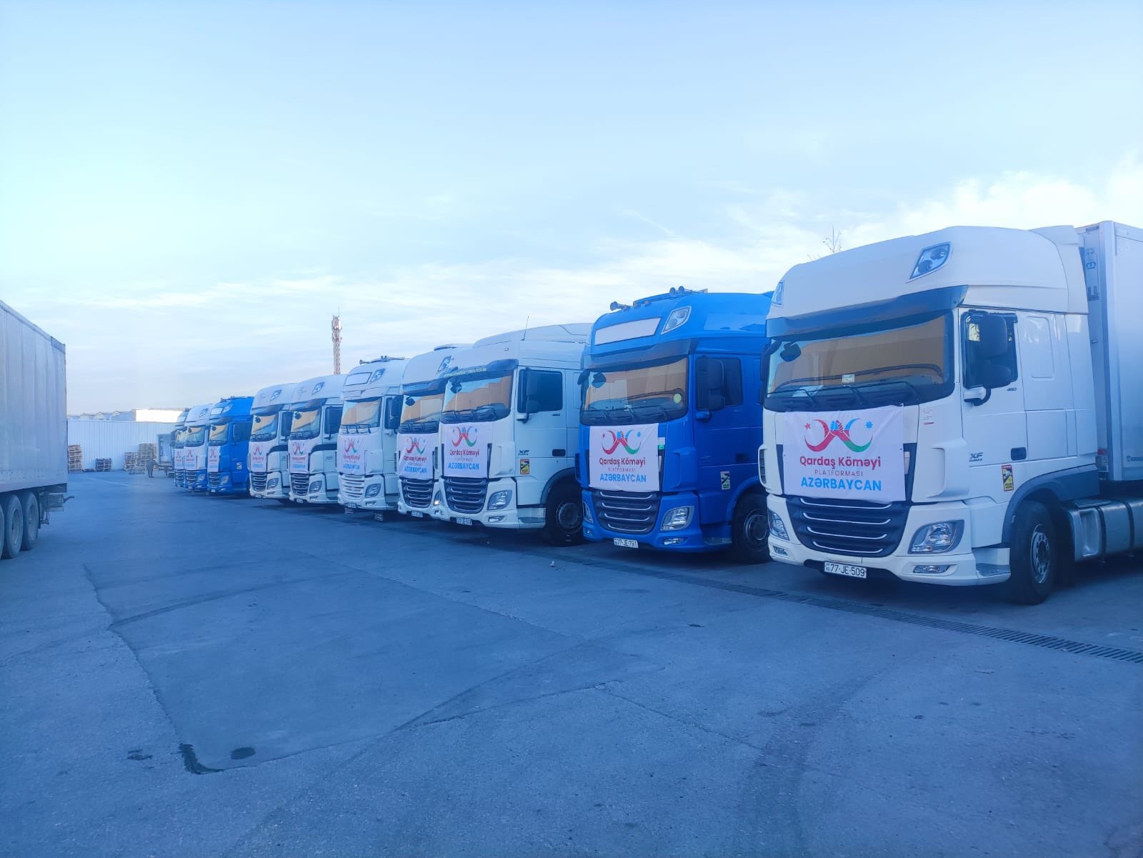 Azerbaycan’dan yola çıkan yardım tırları Türkiye yolunda