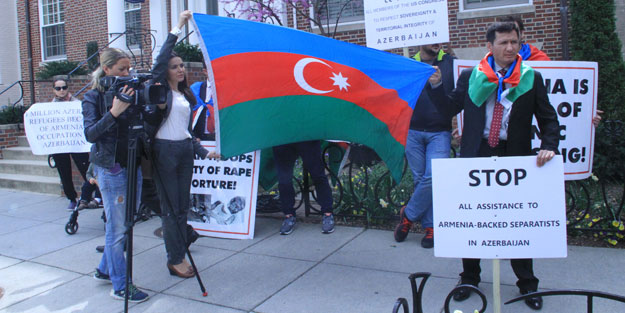 Azerbaycanlılar Ermenistan'ı protesto etti