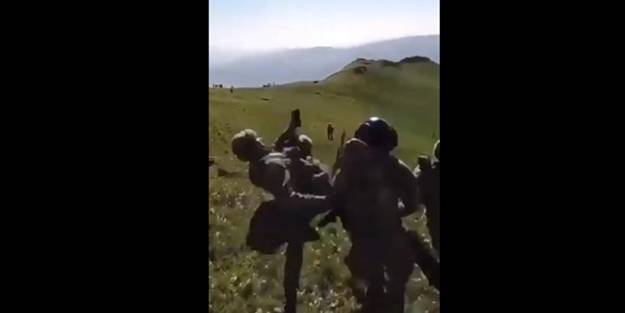 Azeri askerleri, Ermeni askerlerini tekme atarak ülkelerine postaladı!
