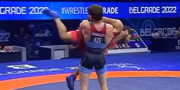 Azeri güreşçi, Ermeni rakibini minderin dışına attı!