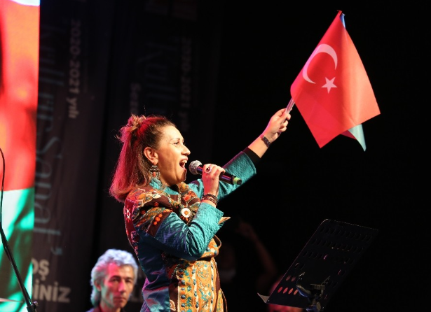 Azerin'den Okan Bayülgen’e Tarih Dersi: 