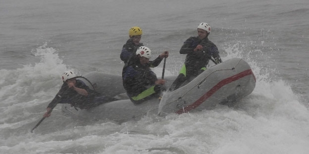 Azgın dalgalara karşı kürek çektiler