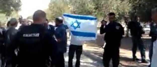 Azgın Yahudi yerleşimcilerden Mescid-i Aksa’da bayraklı tahrik