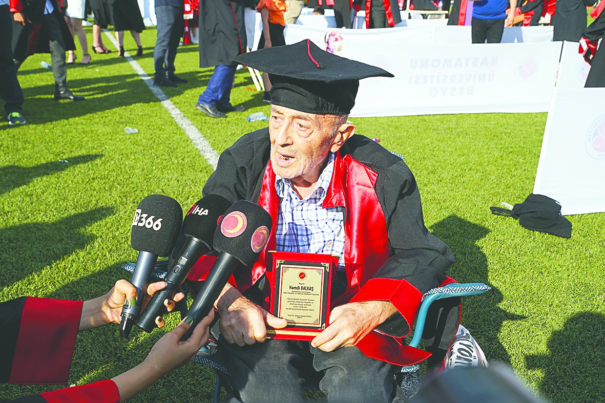 Azimleriyle okumanın yaşı olmadığını gösterdiler