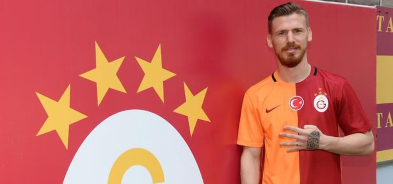 Aziz neden forma giymiyor?