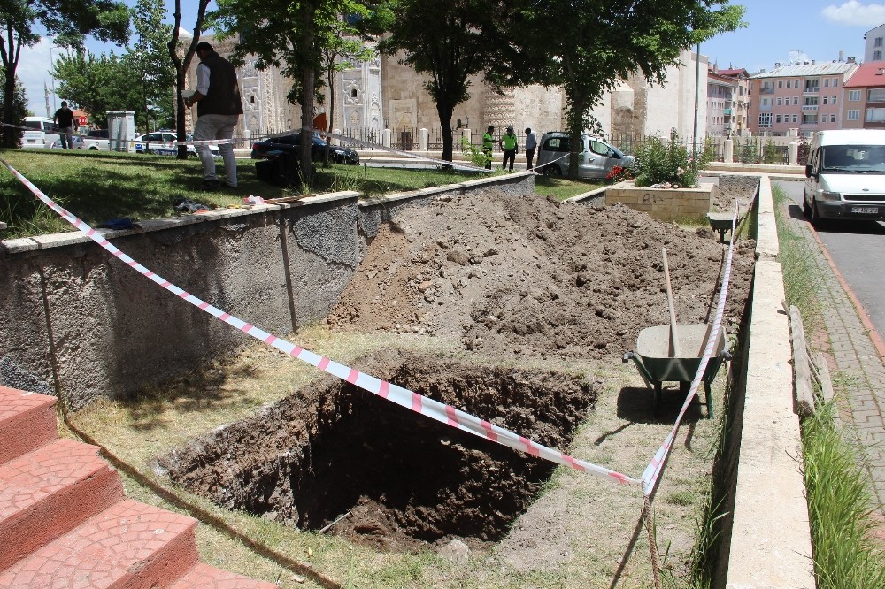 Aziz Vlas kazı çalışmalarında 25 adet sikke bulundu 