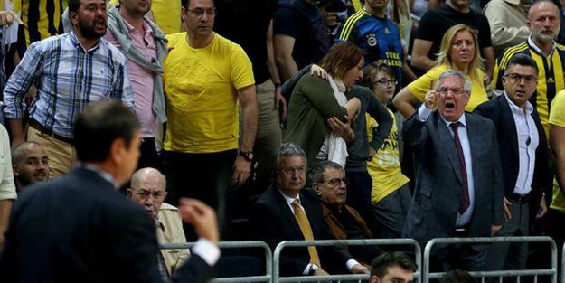 Aziz Yıldırım derbide çıldırdı!