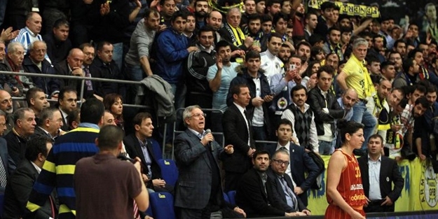 Aziz Yıldırım maçın ortasında mikrofonu alıp...