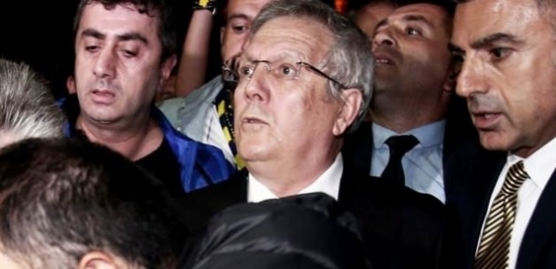 Aziz Yıldırım tribünü terk etti