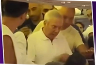 Aziz Yıldırım, uçakta çıkan kavgayı bakın nasıl bitirdi! Böyle racon kesti