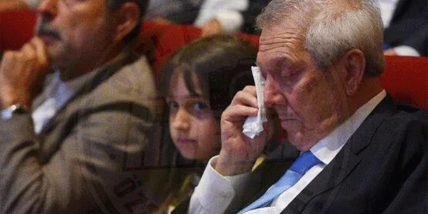 Aziz Yıldırım'ın duygusal anları! Ağlamamak için kızının elini tuttu