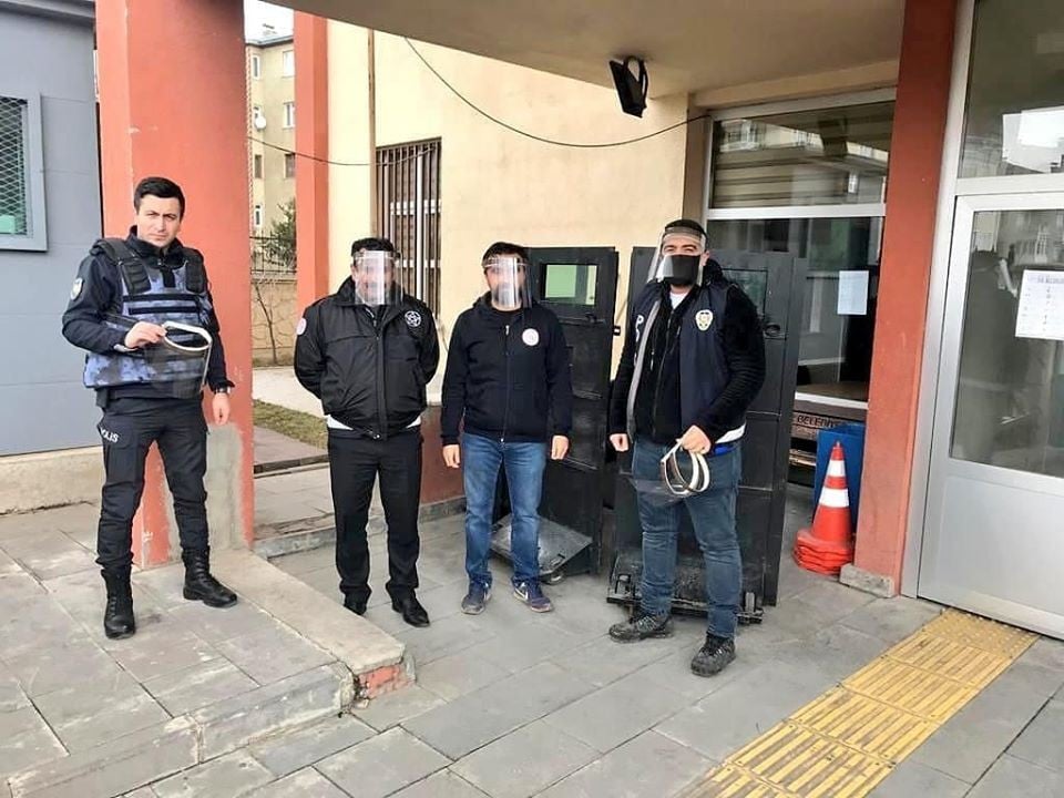 Aziziye Gençlik Merkezi’nden polise siperli maske 
