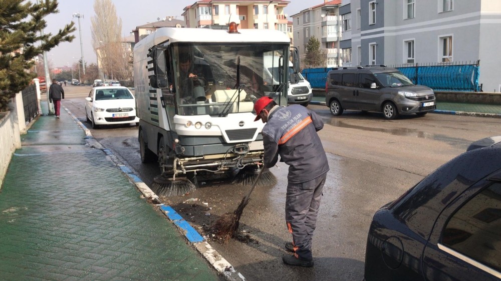 Aziziye’de bahar temizliği devam ediyor 