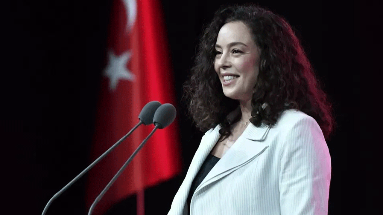 Azra Akın Emine Erdoğan'a teşekkür etti