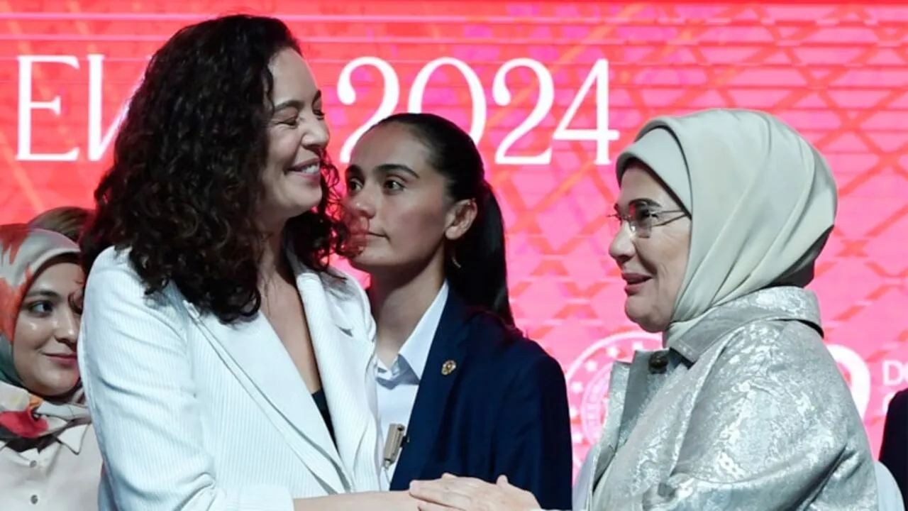 Azra Akın'a çirkin saldırı! Emine Erdoğan'la bunu yaptı diye...