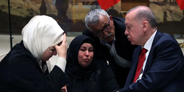 Azra Gülendam Haytaoğlu'nun annesi Emine Erdoğan'a sarılarak ağladı