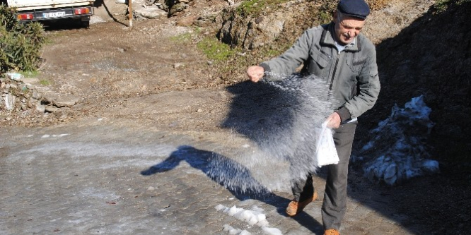 Buzlu yollara, tuz çözümü