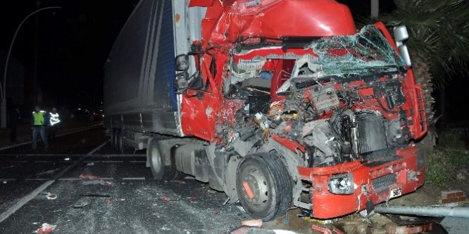 Hurdaya dönen TIR’dan burnu bile kanamadan çıktı