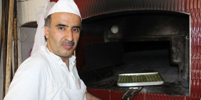 300 derecelik fırının karşısında çalışarak oruç tutuyorlar