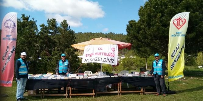 Emet Müftülüğü'nden kitap standı