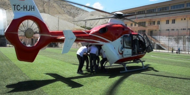 Kalp krizi geçiren yaşlı kadın ambulans helikopter ile hastaneye taşındı