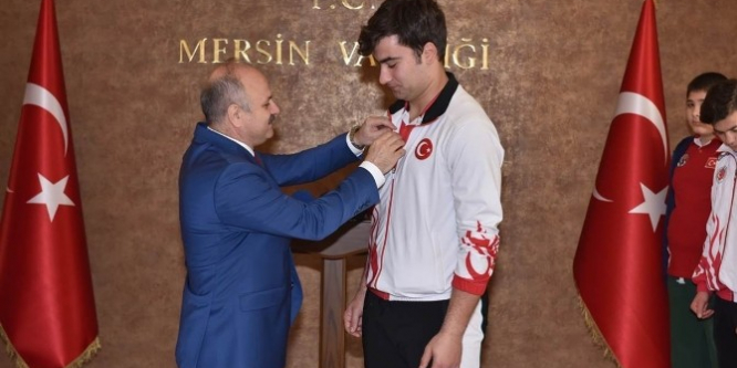 Vali Çakacak, başarılı sporcuları ödüllendirdi