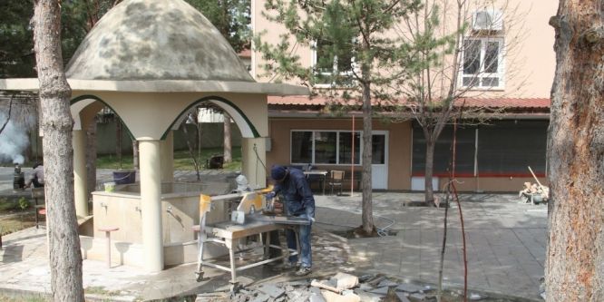 İbadethanelerin çevre düzenlemeleri devam ediyor