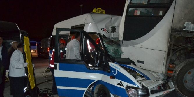 Minibüsle otobüsün altına girdi: 1 yaralı