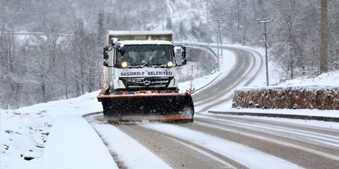 Başiskele’de yoğun kar mesaisi sürüyor