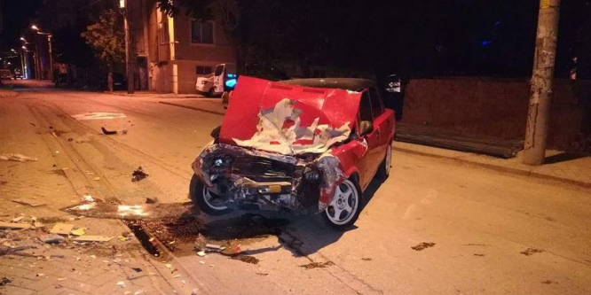 Eskişehir’de otomobil binaya çarptı: 2 yaralı