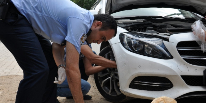 Lüks otomobilin kaportasından 36 kilo esrar çıktı