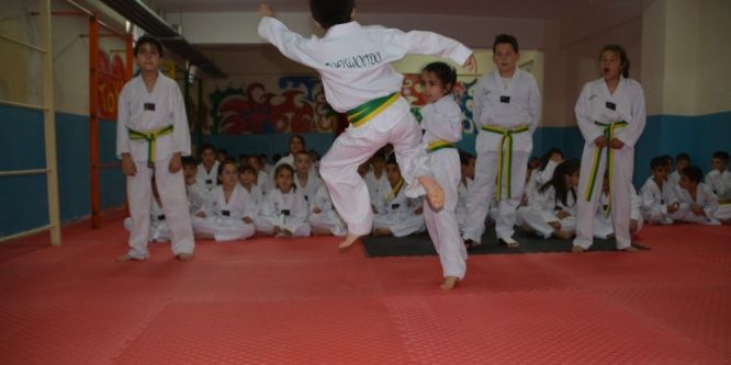 70 öğrenci kuşak sınavında ter döktü