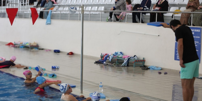 ‘Haydi Çocuklar Havuza’ projesinde yüzme dersleri başladı