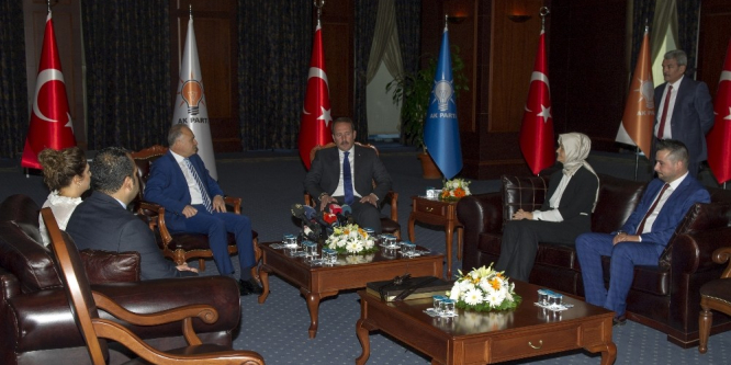 AK Parti’de partiler arası bayramlaşma