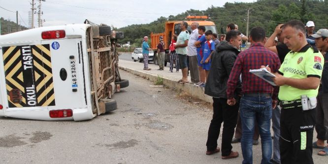 Fethiye’de öğrenci servisi devrildi: 5 yaralı