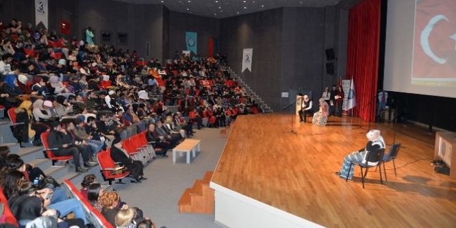Yabancı öğrenciler Türkçe gösteri yaptı