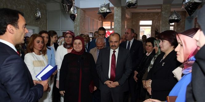 Vali Ustaoğlu, Halk Eğitim Merkezi yıl sonu sergisine katıldı