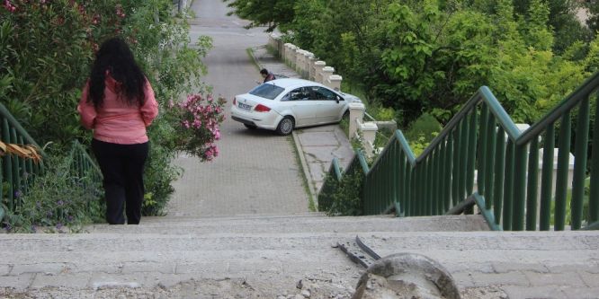 Park halindeki otomobil 20 metrelik merdivenlerden uçtu
