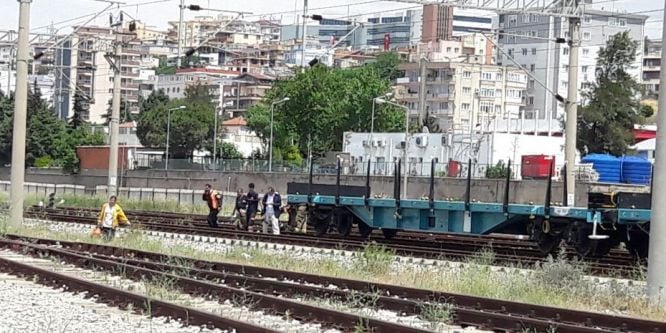 Vagonun üzerine çıkan çocuk elektrik akımına kapıldı