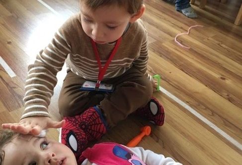 Minik öğrencilere ilk yardım eğitimi veriliyor