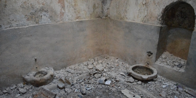 Tarihi hamam onarılmayı bekliyor