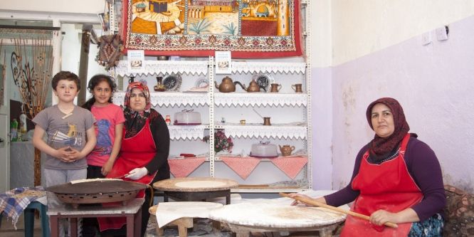 Gözleme yaparak aile bütçelerine katkı sağlıyorlar